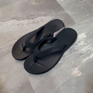 NWT Bench Black Beach Flip Flops. Women Size 11.